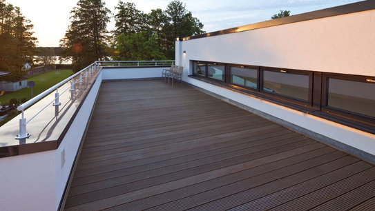 Die große Dachterrasse des Hauses Jonas bietet viel Platz und läd vor allem bei Sonnenuntergang ein Platz zu nehmen. (Foto: BAUMEISTER-HAUS) 